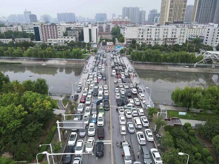 雨情已过，郑州交警提醒停在高架桥上的车尽快挪走