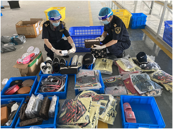 涉及19个知名品牌！龙岗海关在出口跨境电商渠道查获侵权鞋包269件