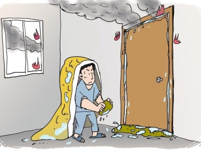 火灾现场避险重点防范浓烟 消防员提醒：临近楼栋着火冒烟也要封闭自家门窗