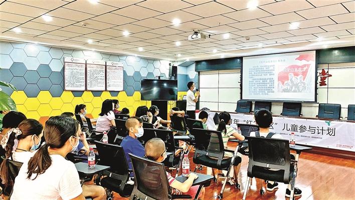 福城街道新和社区：青少年观影传承红色基因