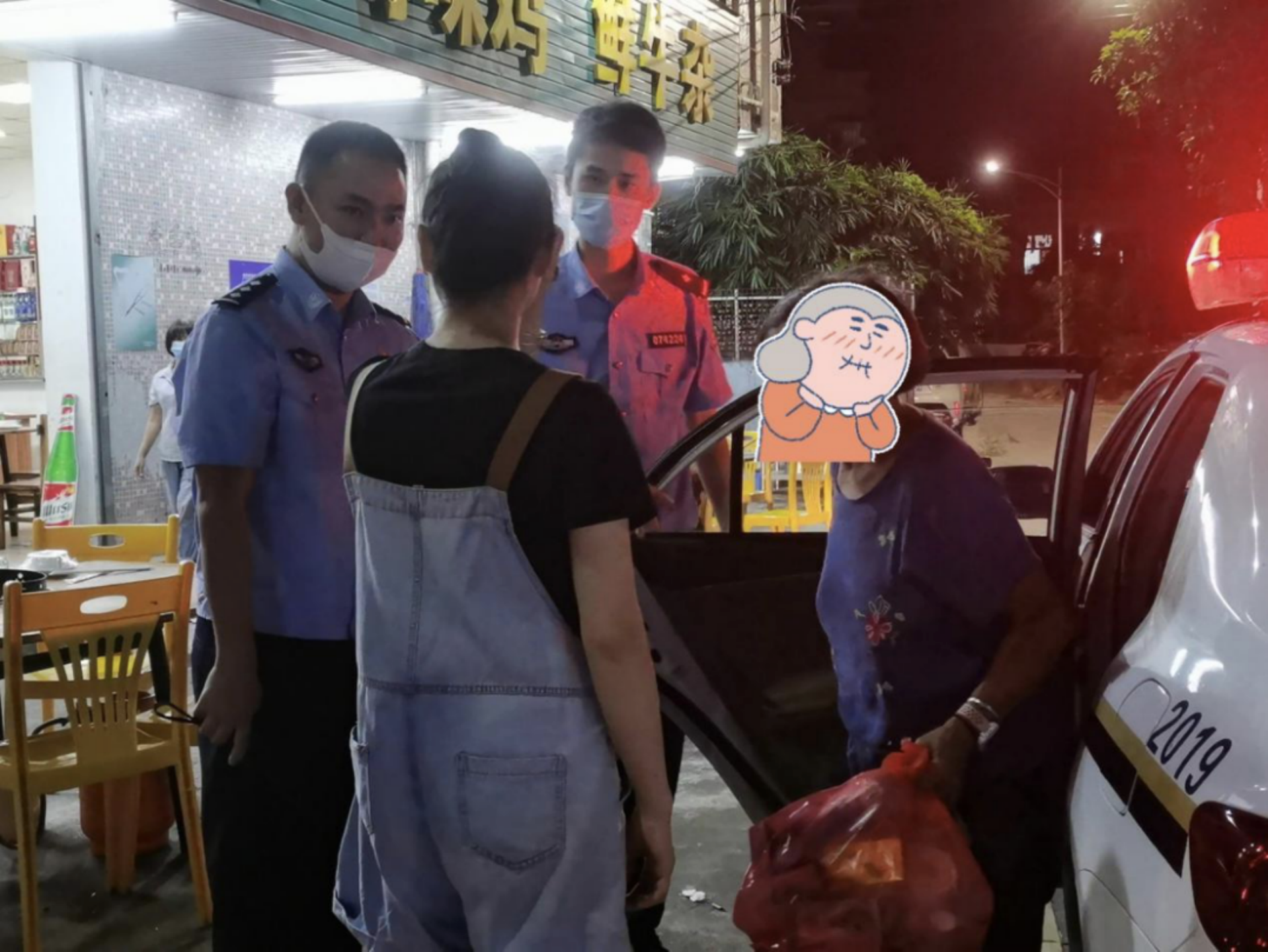 老人患阿尔兹海默症不幸走失，深圳坪山警方暖心护送