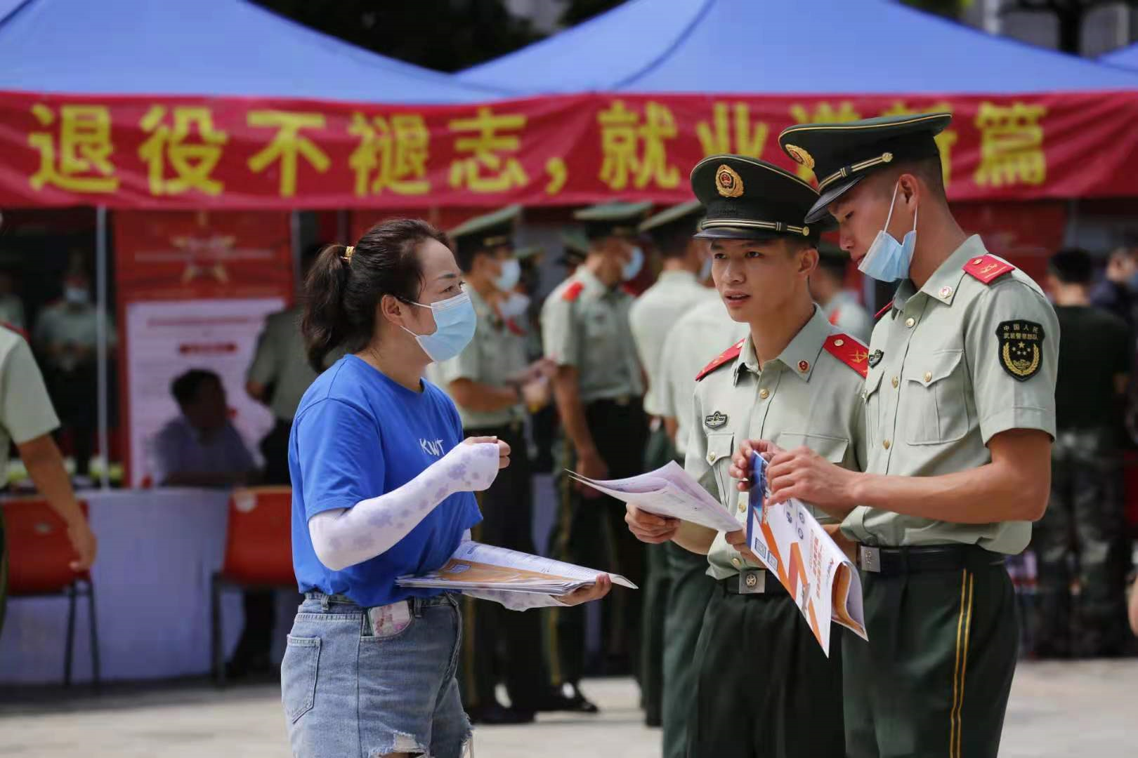 5000多个就业岗位分区招聘！第七届驻深部队退役士兵和随军家属招聘会举行