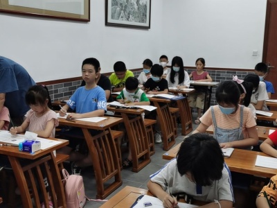 坪山社区开展青少年书画艺术培训服务
