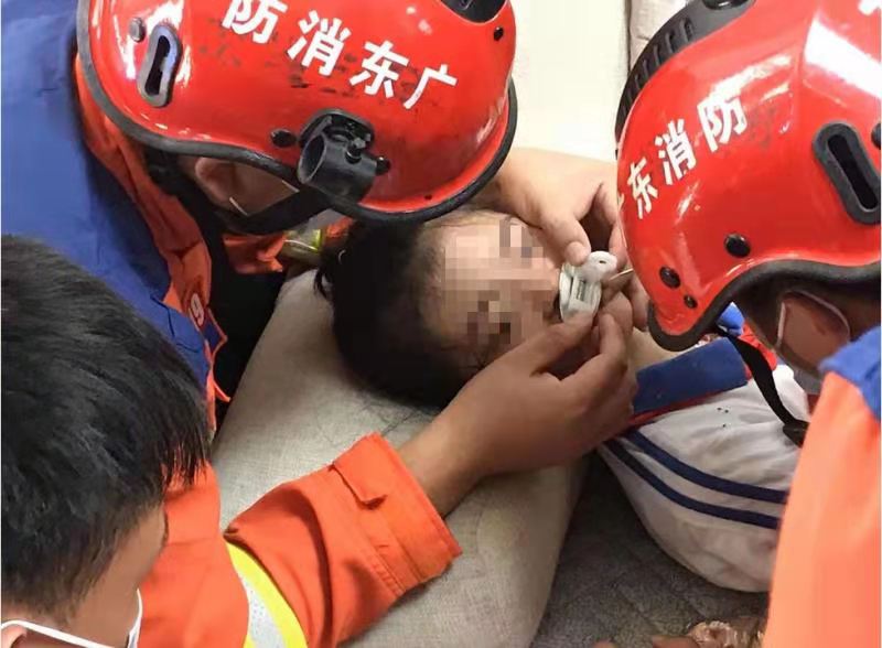 小玩意儿也危险！深圳一女孩被指甲剪“咬”住嘴唇
