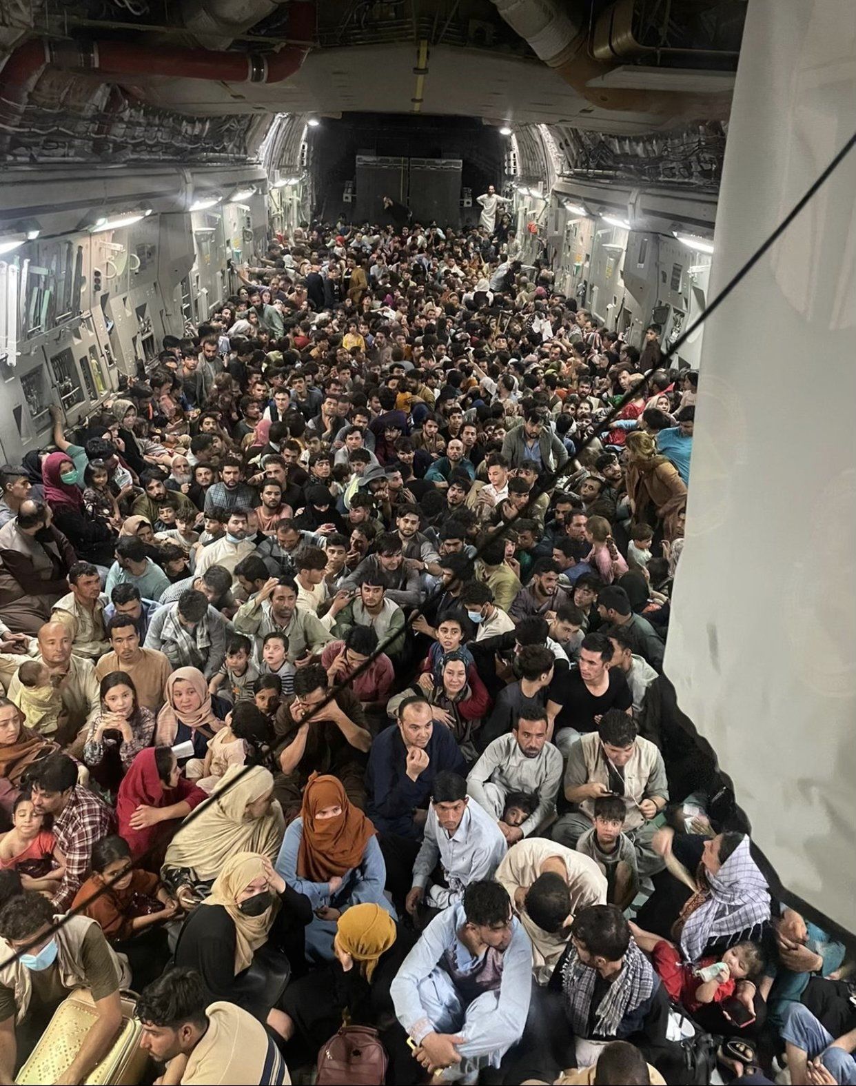 外媒：美军运输机从阿富汗运走823人，包含183名儿童