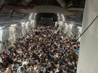 外媒：美军运输机从阿富汗运走823人，包含183名儿童