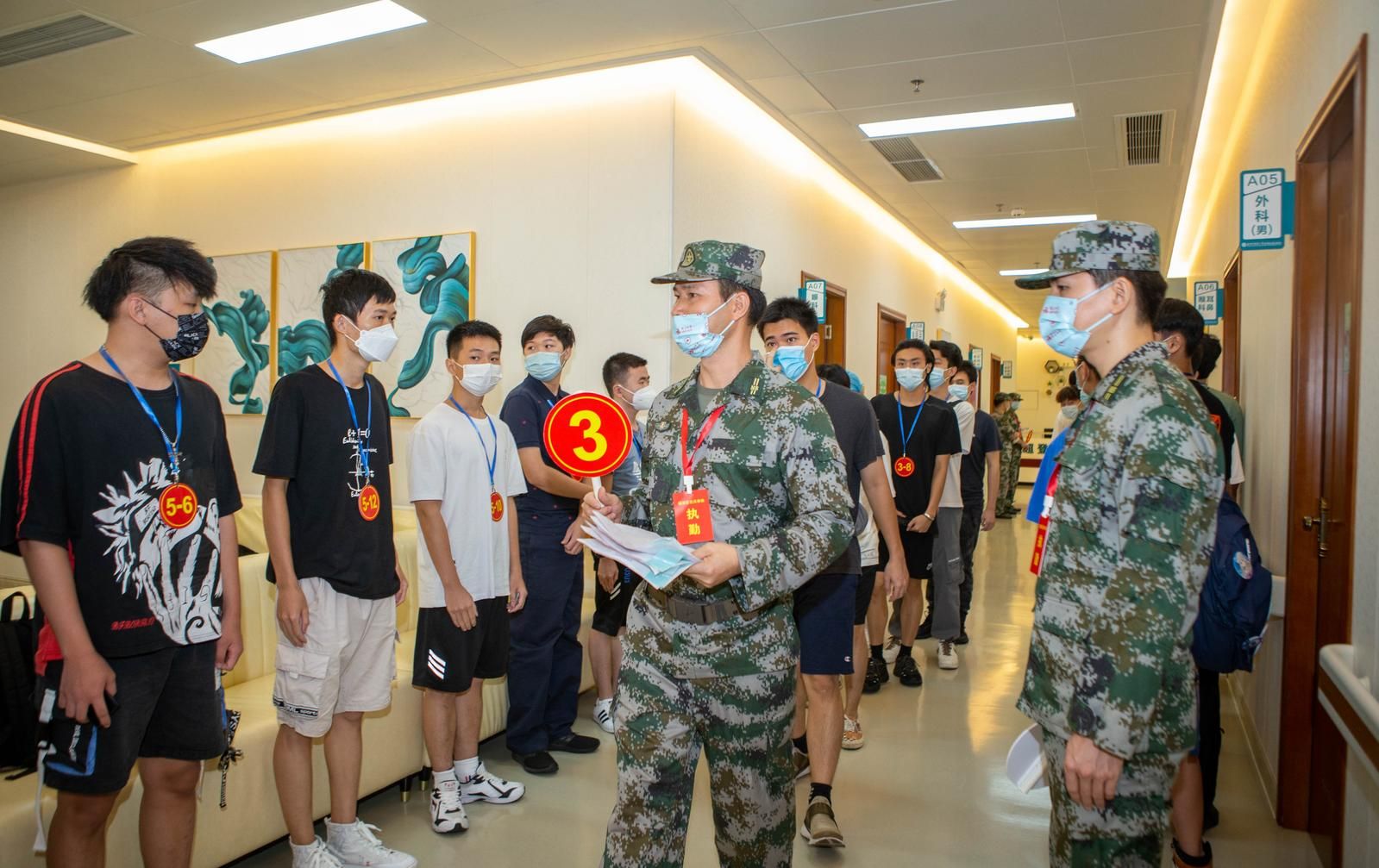 福田区目前报名人数583人，首批上站体检238人——多措并举成铺天盖地之势，夏秋季征兵工作全面展开