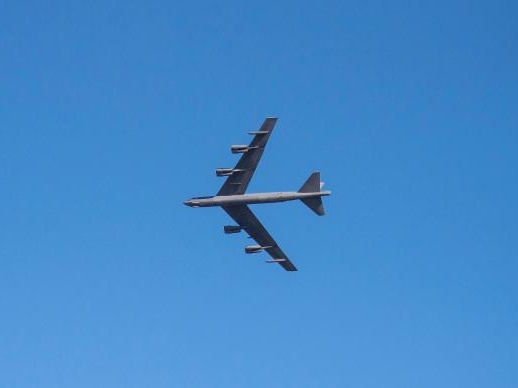 外媒：美军疑出动B-52空袭塔利班，半夜炸毁阿富汗一学校