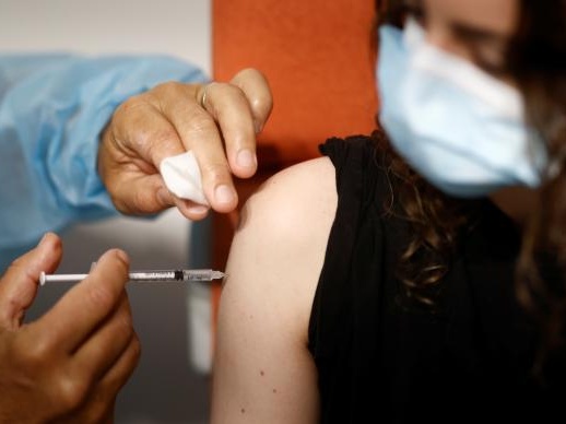 德尔塔变异毒株蔓延，欧美多国推广接种第三剂疫苗