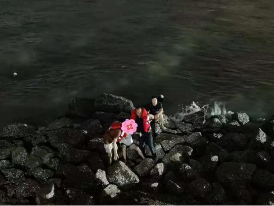 极速真探 | 女子因感情问题跳海轻生，护士骑车路过紧急救援