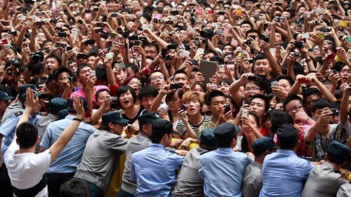 粉丝文化缘何乱象不断？警惕资本操弄“偶像经济”之手