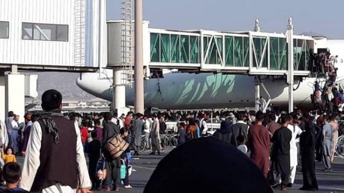 德美军方在喀布尔机场与袭击者发生武装冲突