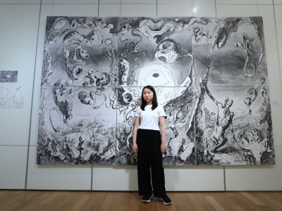 15岁深圳女孩开画展，独特风格伫立于时代之外