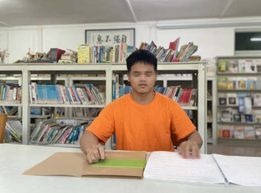 双目失明的孤儿小飞考上大学本科，边读职中边自学闯出“光明路”           