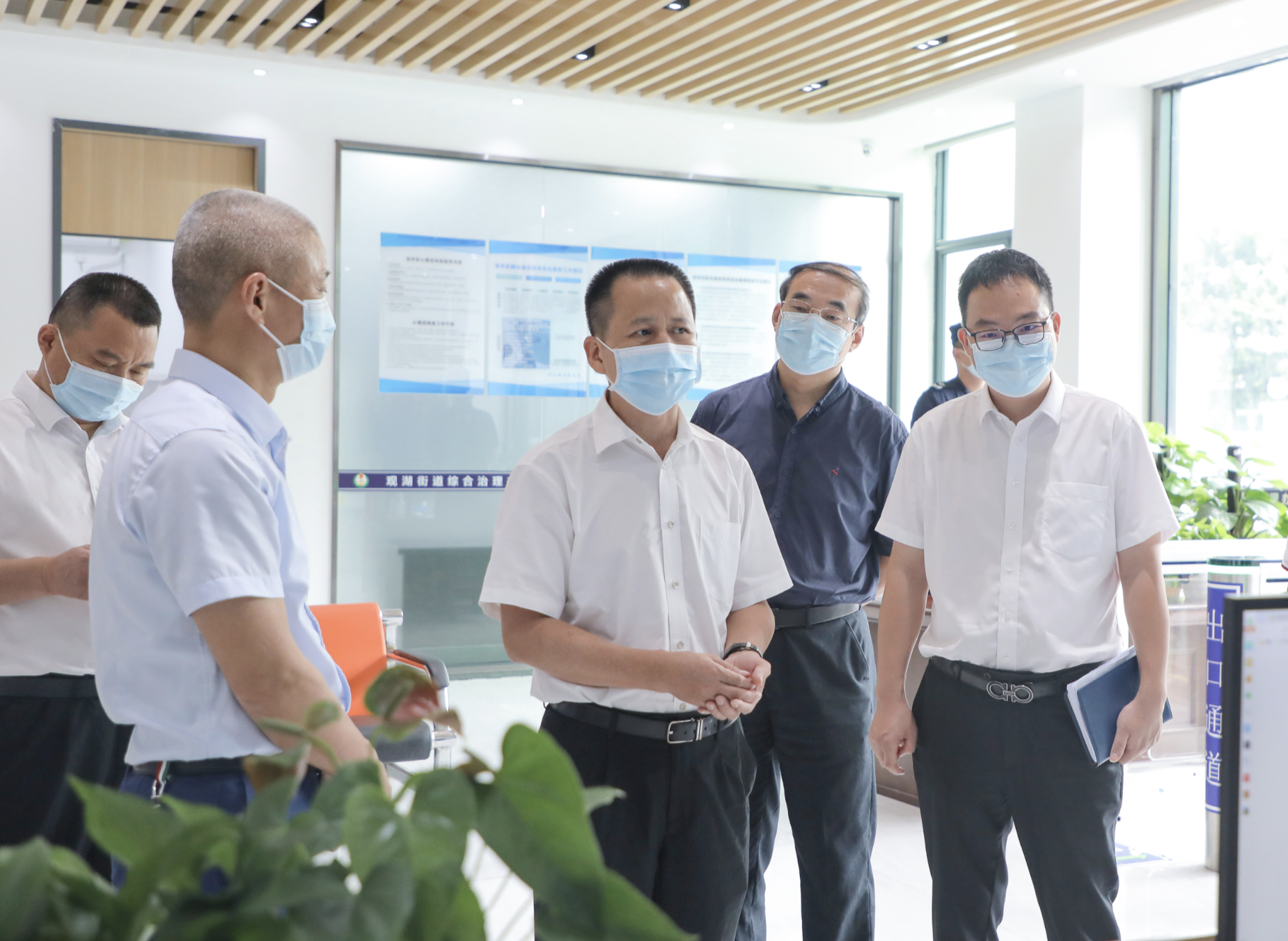 龙华法院院长到全区六个驻街道诉讼服务站调研指导