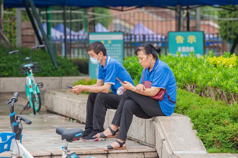 熬夜看抖音、吃饭不离手机……家有“网瘾老人”怎么办？