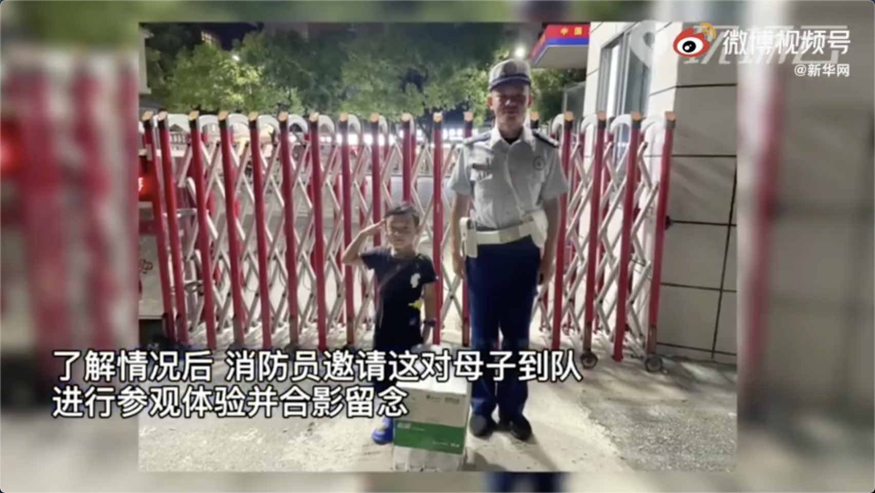 小男孩用义卖钱给消防队送水，消防员回赠这样的惊喜