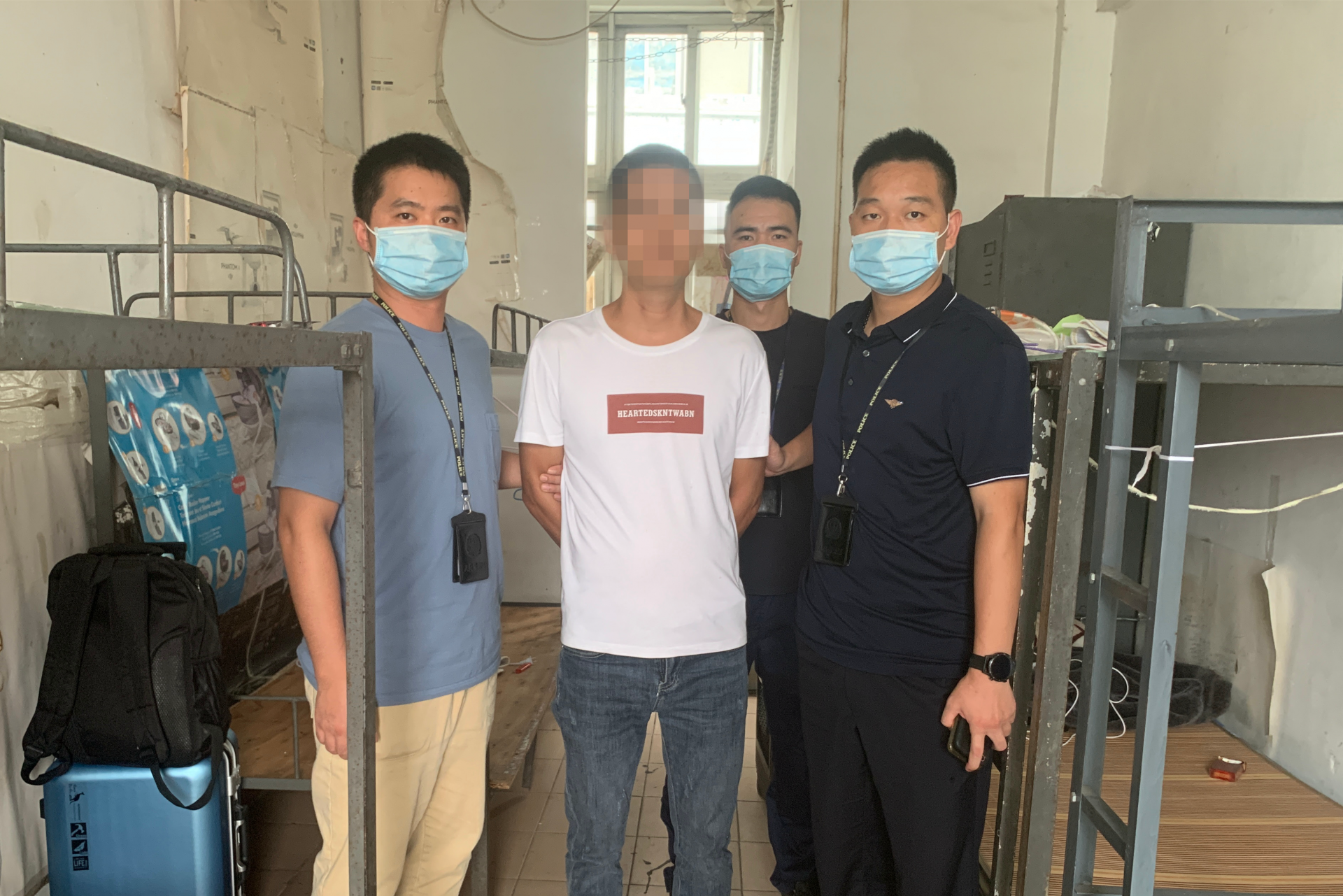 深圳一男子一觉醒来发现闹钟没响，原来是夜不关门贼光临……