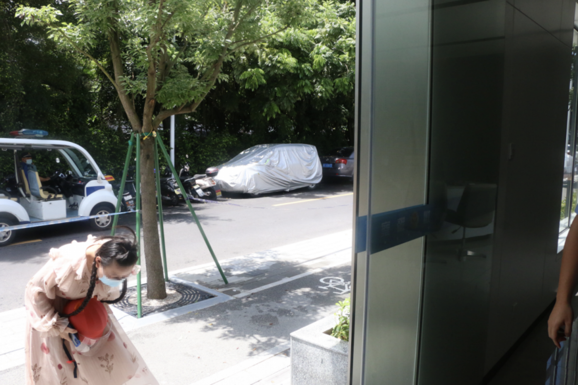 深圳一女子来到玉塘派出所，深深鞠了一躬……
