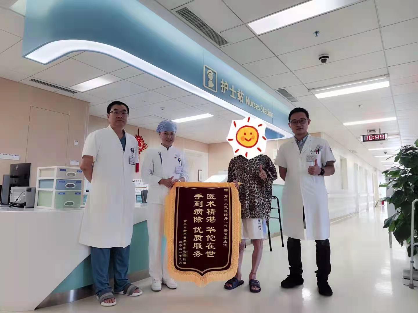 小时候发烧导致关节畸形，时隔20年后，小伙靠矫正手术“长高”6厘米