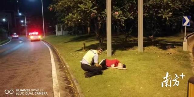 险！一男子醉卧快速路旁，罗湖交警及时救助