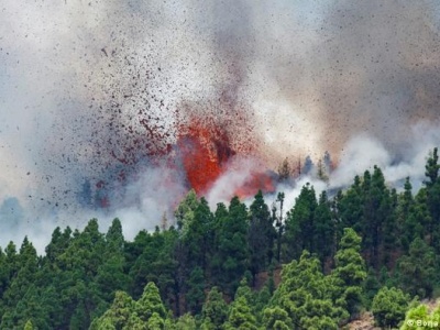 西班牙度假岛火山爆发数千人逃离，旅游部长却称“可以吸睛”