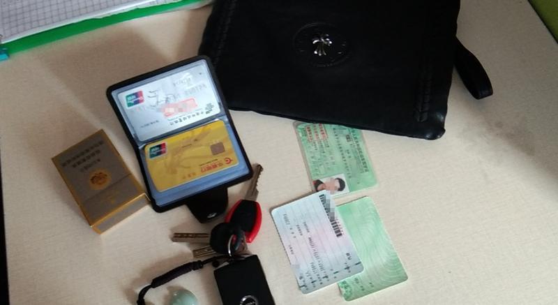 司机拾金不昧，乘客锦旗致谢！西部公汽这位驾驶员好样的