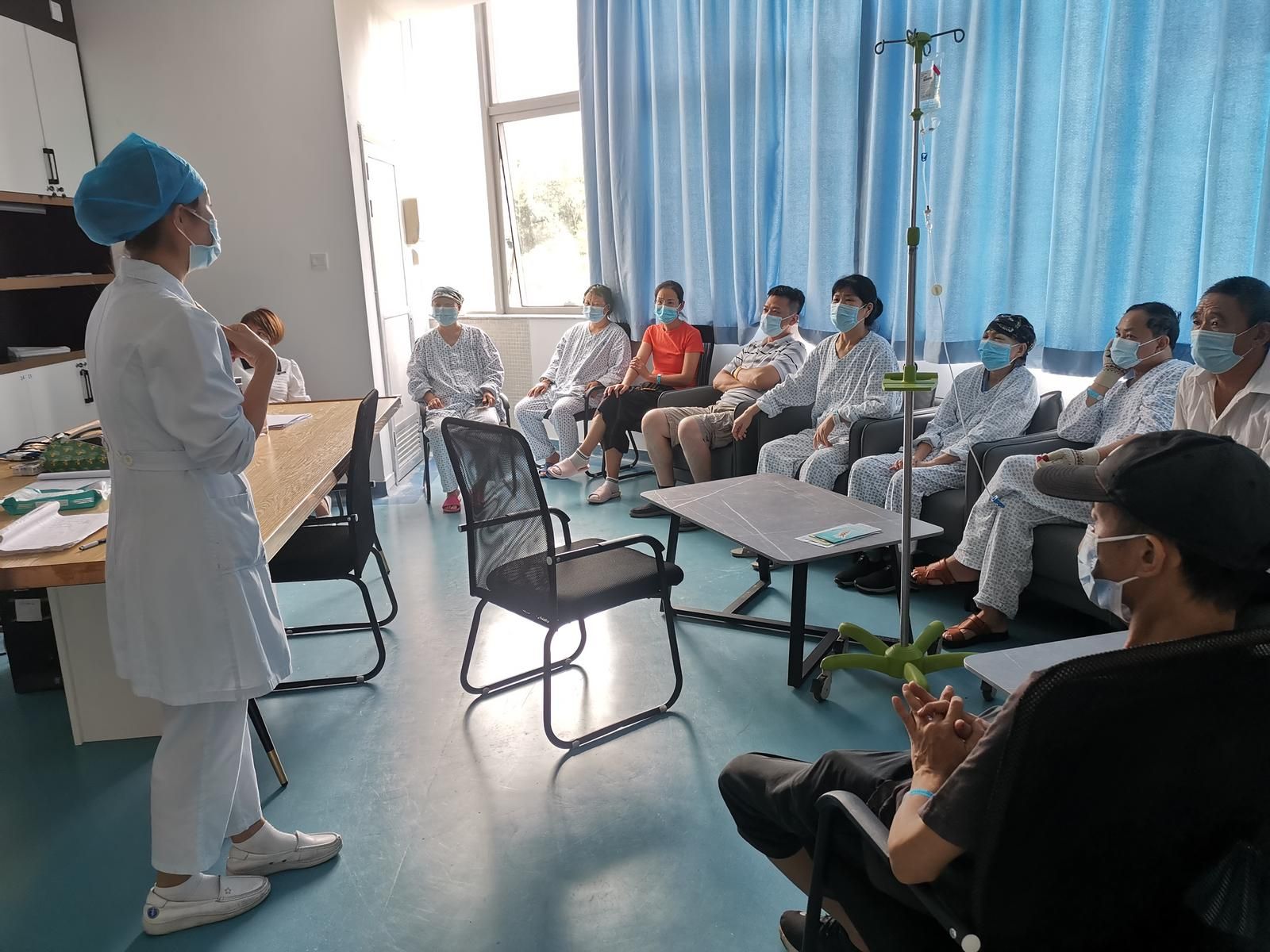 8岁男孩把干燥剂放进饮料瓶引发爆炸致失明，医生提醒→