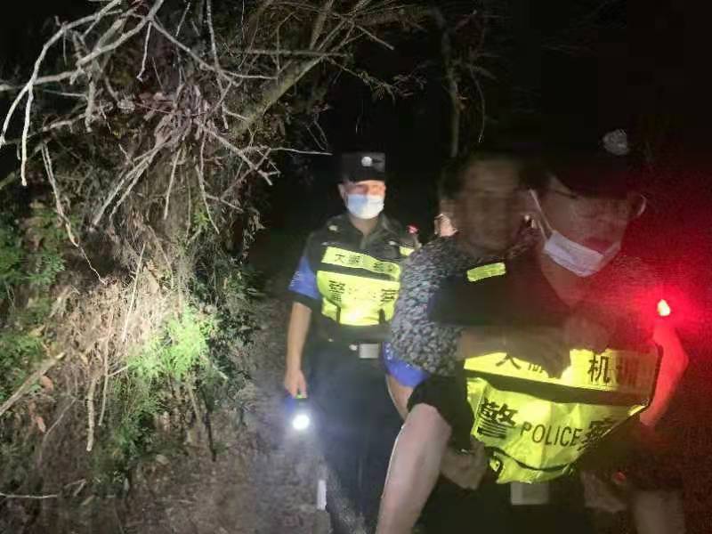七旬阿婆迷失山林，大鹏警方连夜搜救背下山