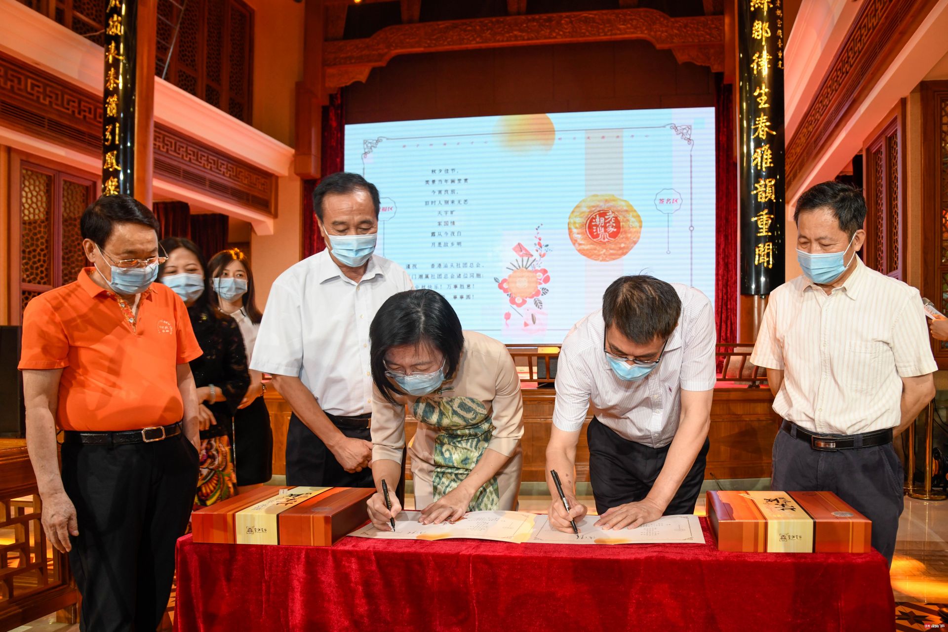 “鮀城月·家国情”中秋赏月会举行，汕港澳潮人首次云连线做月饼寄心语  