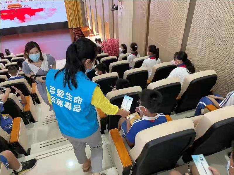 中英街：律师进校园以案释法讲禁毒