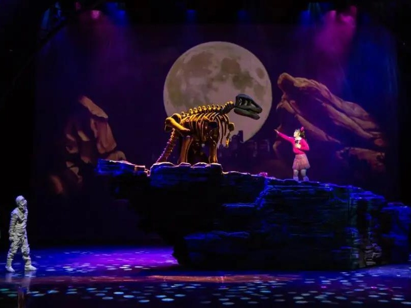《恐龙复活了》深圳保利剧院童心上演，史前巨兽舞台狂欢