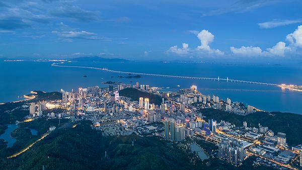 切实担当两个合作区 建设的重大责任  ——四论认真学习宣传贯彻两个合作区建设方案精神