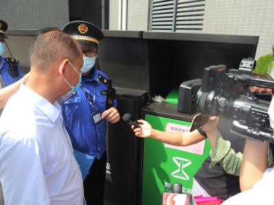 深圳城管开展生活垃圾分类执法行动，两小区垃圾分类桶不洁均被罚款2000元
