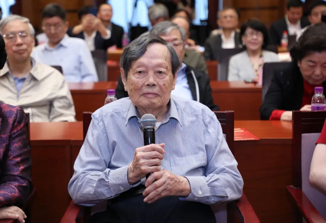 杨振宁百岁诞辰发表演讲：但愿人长久，千里共同途 