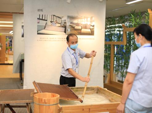 再现古老造纸术的“活化石”，“红星耀鹏城”宣纸文化展开幕