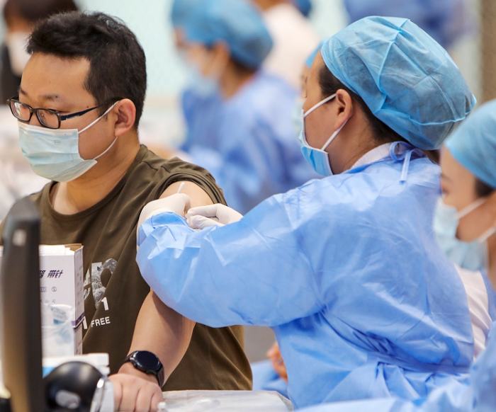 ​​国家卫健委：本轮疫情场所聚集性感染明显 我国超10亿人完成新冠疫苗全程接种