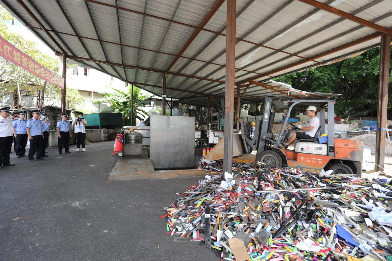 深圳警方开展管制刀具统一销毁行动，销毁各类管制刀具6800余把