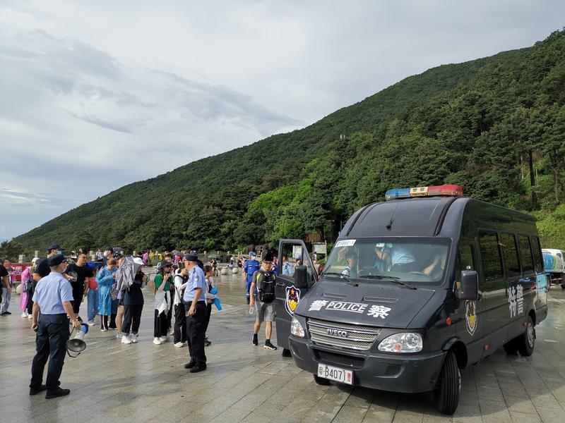 我为群众办实事！雷雨天游客被困梧桐山，罗湖警方奋力救援