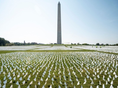 美国华盛顿竖66万面白旗纪念新冠死者，阳光下异常刺眼