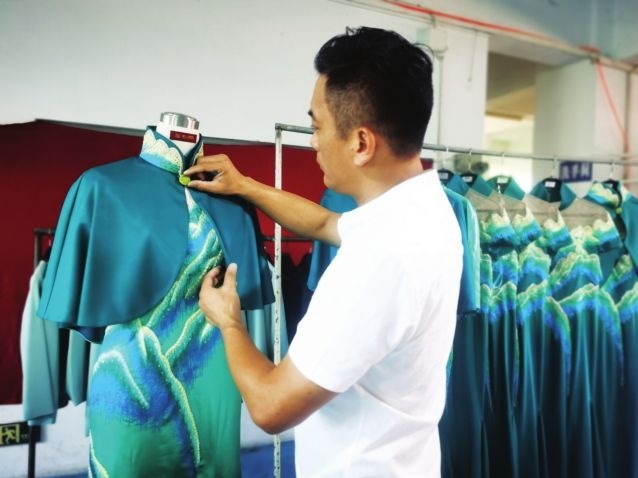 全运会颁奖礼服“中山造” 设计灵感来源于秦岭的青山绿水