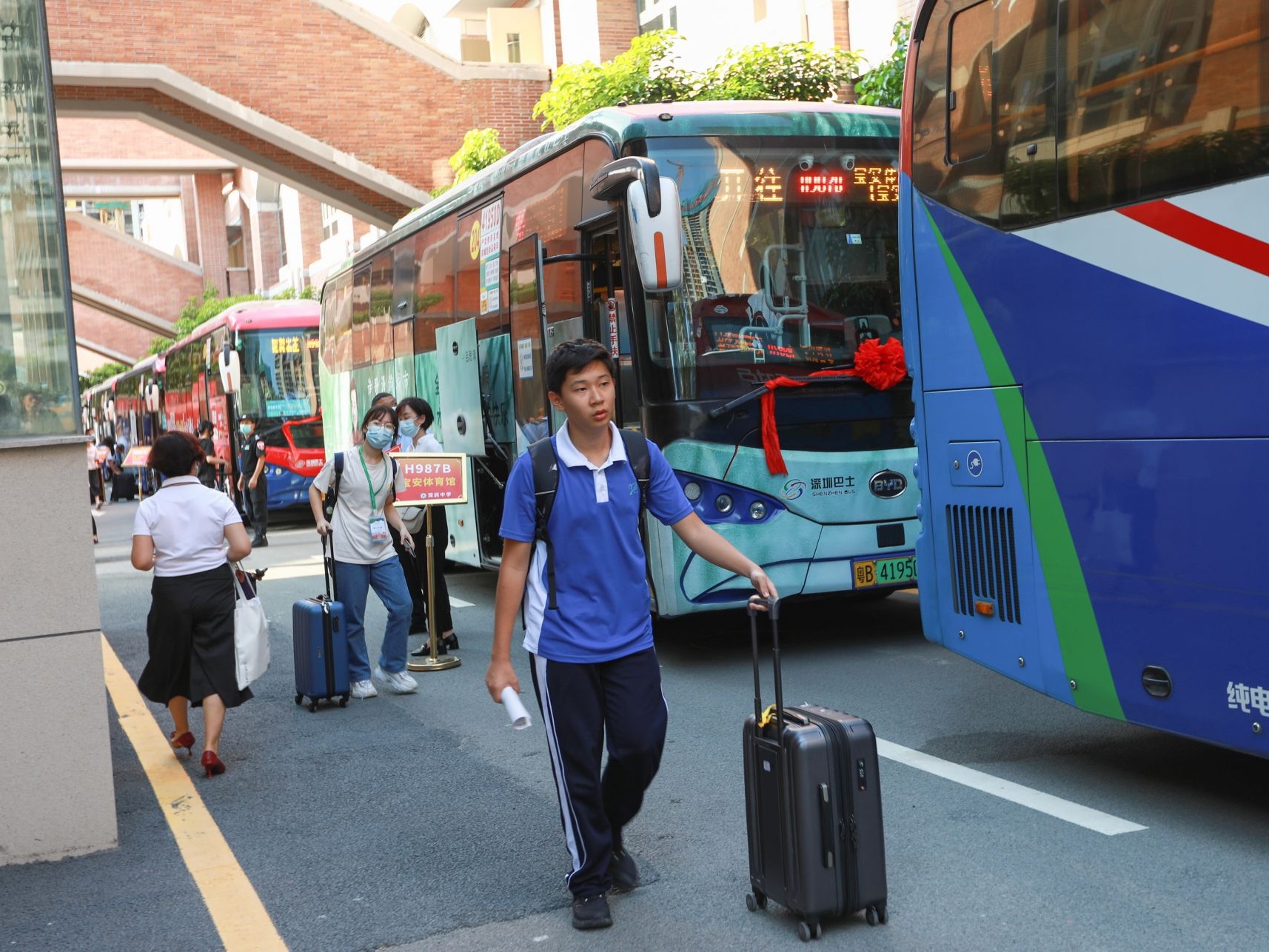 从“校门口”直达“家门口”！深圳“通学定制巴士”便利学子就学出行