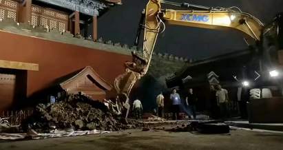 趁夜“挖宝”？故宫辟谣：系宫墙外电力井检修