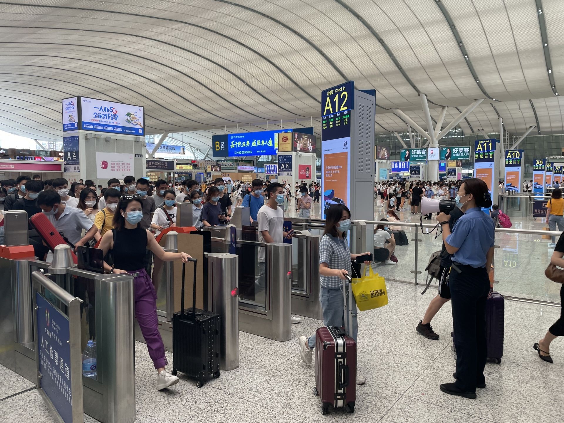 中秋假期首日，深圳北站发送旅客27万人次