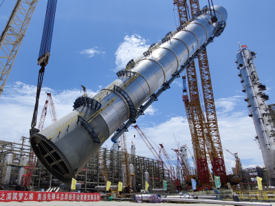 揭阳：中石油广东石化炼化一体化项目乙烯装置最后2台大型塔器安装就位