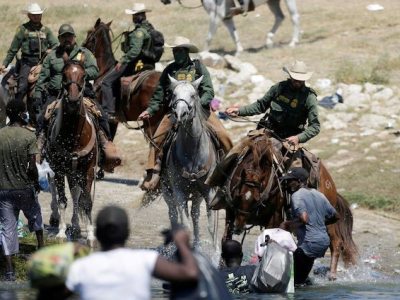 美国边境巡逻队骑马持鞭驱赶海地移民，大喊“滚回墨西哥
