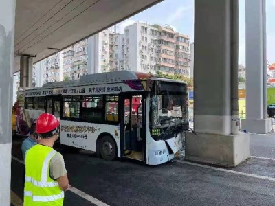 广州一公交因避让非机动车碰撞桥墩，致车上多人受伤