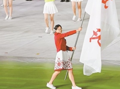 广东代表团旗手汤慕涵——“开了挂”的十八岁美少女