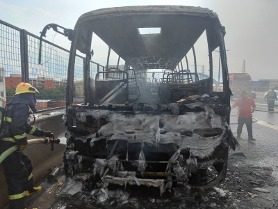 惊险！深圳外环高速一客车着火！司机一个机智举动救了全车人