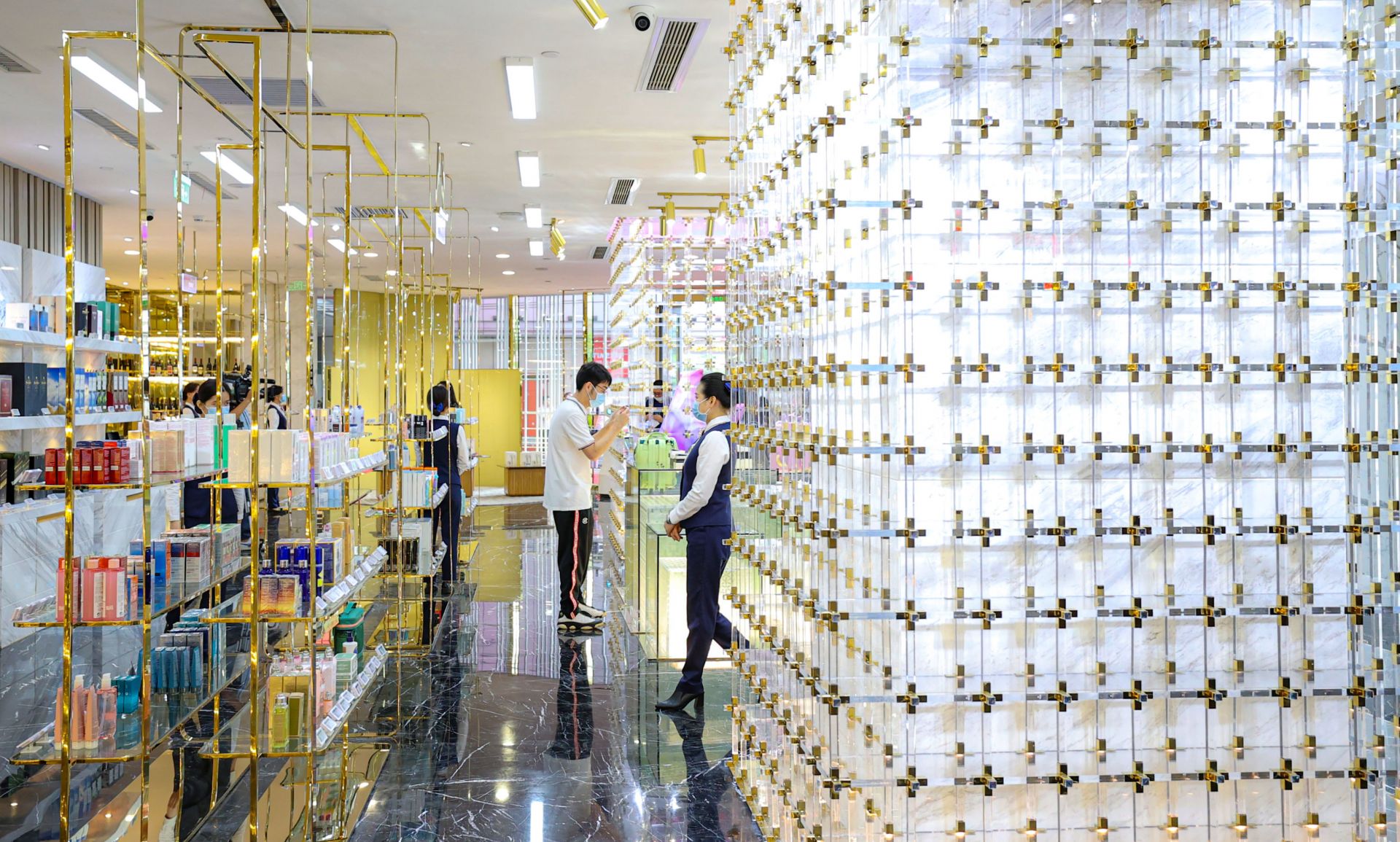 “深圳免税•全球购”线下体验店在前海开业